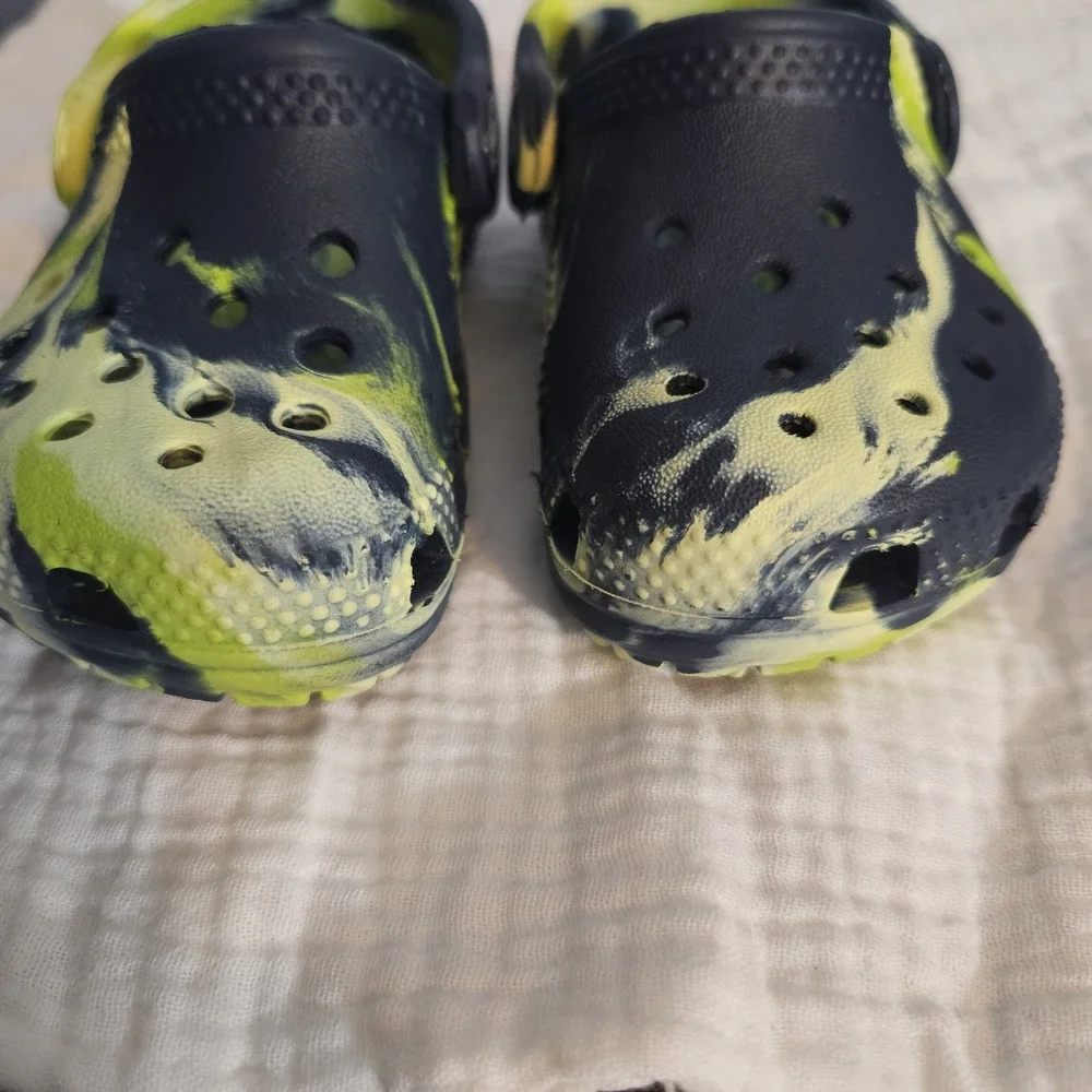 Crocs Toddler‎ Size C4 Black and Green Marbled Tie-Dye Crocband Shoe 4